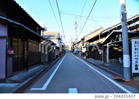 岐阜市古い街並みを通る一本の道、何処か懐かしい風景です。の写真素材 [104855937] - PIXTA