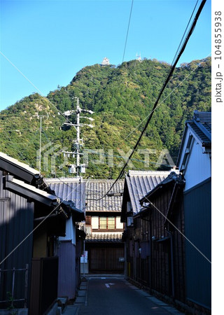 古い街並みの路地越しに見える岐阜城と金華山です。 104855938