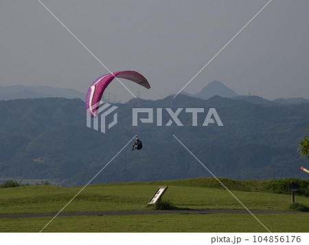 伐株山から飛び立つパラグライダー　大分県玖珠郡玖珠町山田 104856176