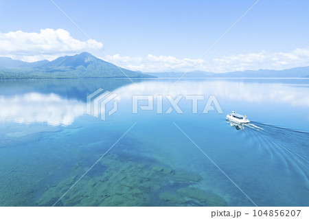 夏の支笏湖を空撮(観光船) 夏の支笏湖を空撮(観光船) 104856207