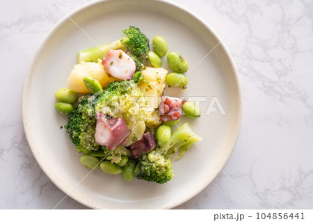 タコとブロッコリーのバジルサラダ 104856441
