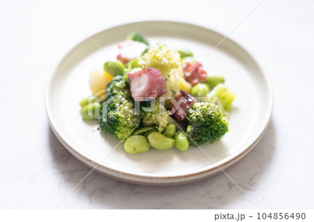 タコとブロッコリーのバジルサラダ 104856490
