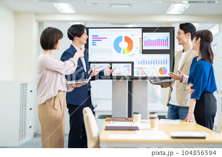 オフィスで会議をするオフィスカジュアルのビジネスマン 104856594