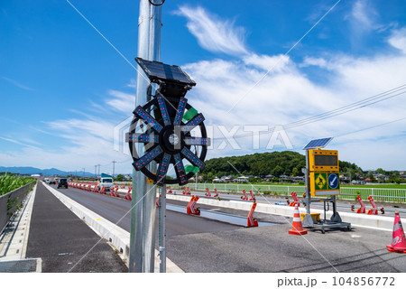 幹線道路の4車線化工事と表示盤 埼玉県道27号東松山鴻巣線 2023.07　 104856772