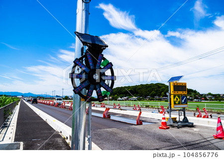 幹線道路の4車線化工事と表示盤 埼玉県道27号東松山鴻巣線 2023.07 高彩度コントラスト 幹線道路の4車線化工事と表示盤 埼玉県道27号東松山鴻巣線 2023.07 高彩度コントラスト 104856776