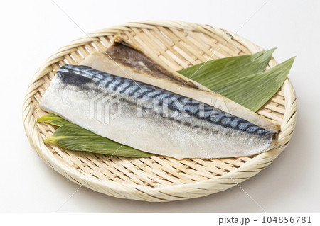 笊に乗った塩鯖　白バック 104856781