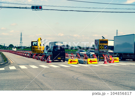 幹線道路の4車線化工事と交差点 埼玉県道27号東松山鴻巣線 2023.07　暖色寒色強調 104856817