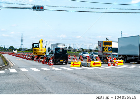 幹線道路の4車線化工事と交差点 埼玉県道27号東松山鴻巣線 2023.07　ライトカラー 104856819