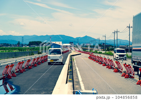 幹線道路の4車線化工事と中央分離帯 埼玉県道27号東松山鴻巣線 2023.07　暖色寒色強調 104856858