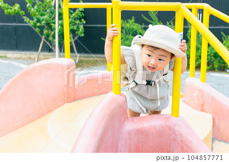 遊具の頂上で遊ぶ赤ちゃん 遊具の頂上で遊ぶ赤ちゃん 104857771