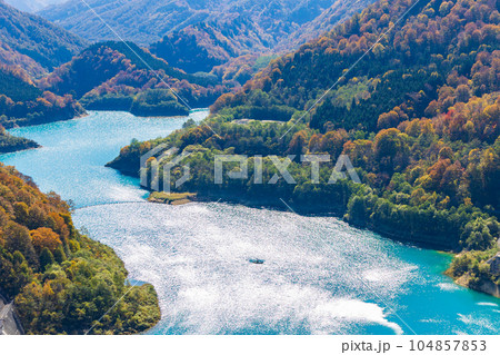 新潟湯沢町　紅葉の田代ロープウェーからの眺望　二居湖　 104857853