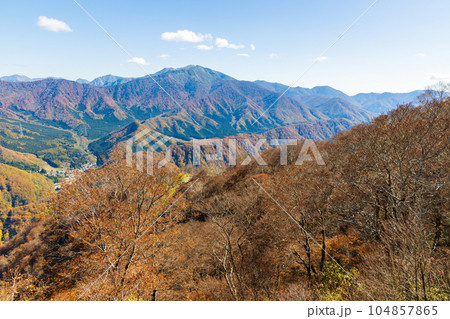 新潟湯沢町 紅葉の田代高原 田代・苗場の山々 新潟湯沢町 紅葉の田代高原 田代・苗場の山々 104857865