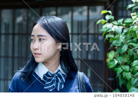 通学する女子高生 104858148