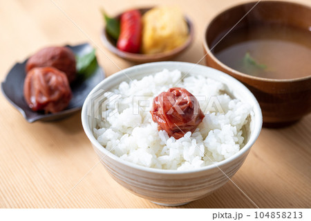 大粒の酸っぱい 梅干し ( しそ漬け 紀州南高梅 )お味噌汁と壺に入った梅干 大粒の酸っぱい 梅干し ( しそ漬け 紀州南高梅 )お味噌汁と壺に入った梅干 104858213