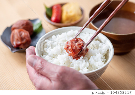 大粒の酸っぱい 梅干し （ しそ漬け 紀州南高梅 ）お味噌汁と壺に入った梅干 104858217