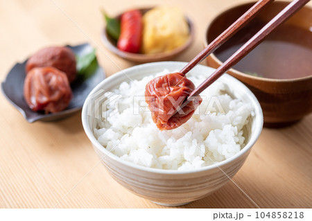 大粒の酸っぱい 梅干し ( しそ漬け 紀州南高梅 )お味噌汁と壺に入った梅干 大粒の酸っぱい 梅干し ( しそ漬け 紀州南高梅 )お味噌汁と壺に入った梅干 104858218