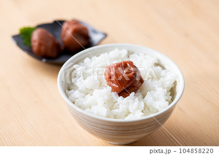 大粒の酸っぱい 梅干し （ しそ漬け 紀州南高梅 ）お味噌汁と壺に入った梅干 104858220
