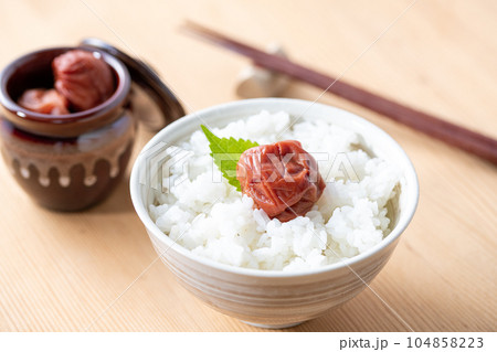 大粒の酸っぱい 梅干し （ しそ漬け 紀州南高梅 ）お味噌汁と壺に入った梅干 104858223