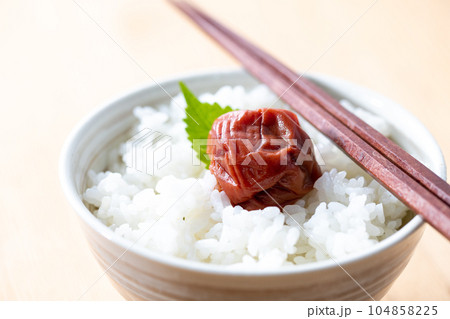大粒の酸っぱい 梅干し ( しそ漬け 紀州南高梅 )お味噌汁と壺に入った梅干 大粒の酸っぱい 梅干し ( しそ漬け 紀州南高梅 )お味噌汁と壺に入った梅干 104858225