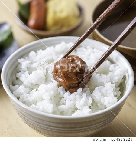 大粒の酸っぱい 梅干し ( しそ漬け 紀州南高梅 )お味噌汁と壺に入った梅干 大粒の酸っぱい 梅干し ( しそ漬け 紀州南高梅 )お味噌汁と壺に入った梅干 104858229