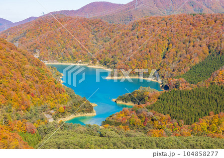 新潟湯沢町 苗場ドラゴンドラから見る絶景の紅葉と二居湖 新潟湯沢町 苗場ドラゴンドラから見る絶景の紅葉と二居湖 104858277