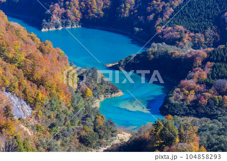 新潟湯沢町 苗場ドラゴンドラから見る絶景の紅葉と二居湖 新潟湯沢町 苗場ドラゴンドラから見る絶景の紅葉と二居湖 104858293