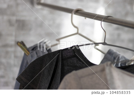 お風呂に洗濯物を干して浴室乾燥するイメージ 104858335