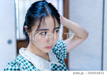 髪型を確認する若い女性 104858832