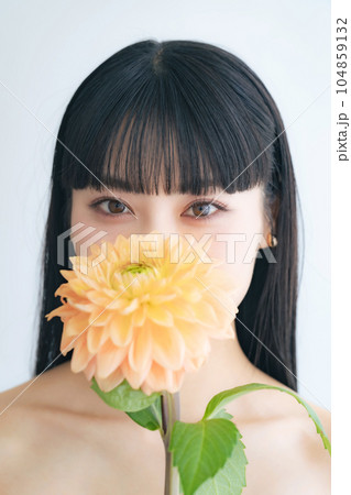 花を持つ女性のポートレート 花を持つ女性のポートレート 104859132