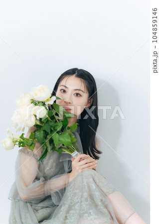 花束を持つ女性のポートレート 花束を持つ女性のポートレート 104859146