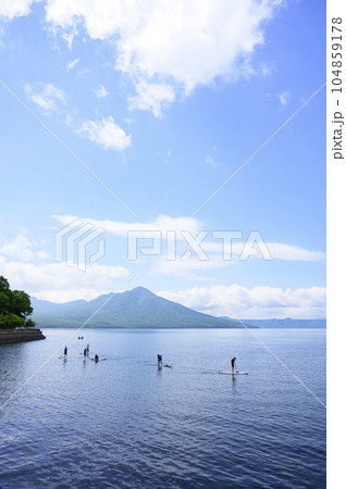 夏の支笏湖（サップボードを楽しむ人々） 104859178