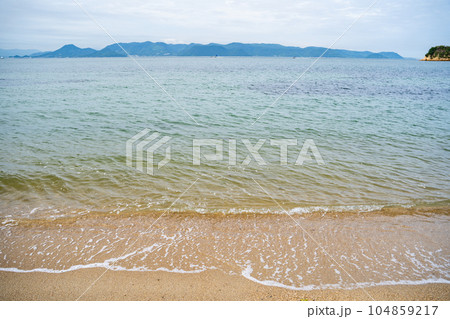 香川県 直島の波打ち際 瀬戸内海の海岸 香川県 直島の波打ち際 瀬戸内海の海岸 104859217