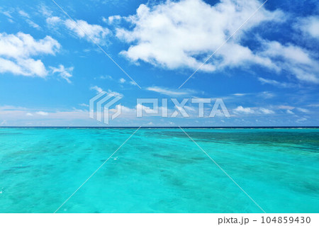 沖縄 宮古島 夏の青空と海 沖縄 宮古島 夏の青空と海 104859430