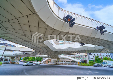 神奈川県川崎市川崎区の国道15号に架かる川崎ハローブリッジを宮本町から東に向かって見る 104859513
