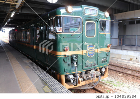 高岡駅に停車中の観光列車 べるもんた 104859584