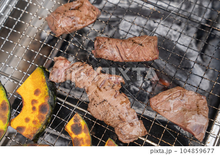 バーベキュー 牛ハラミの炭火焼き 104859677