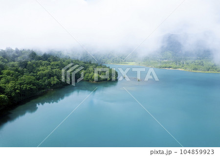 夏のオコタンペ湖を空撮 104859923