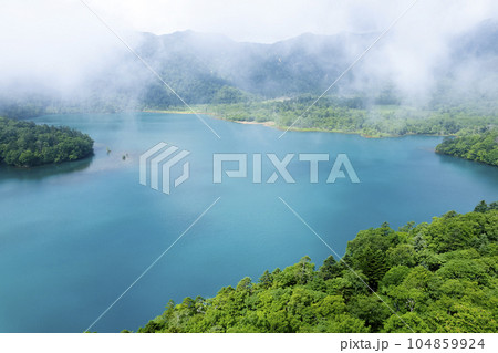 夏のオコタンペ湖を空撮 104859924