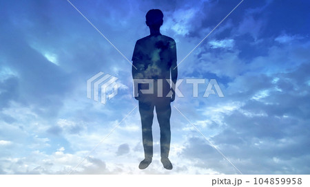 立っている男性シルエット_怪しい青空背景_ワイド 104859958