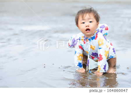 1歳の赤ちゃんの海デビュー 海水浴 1歳の赤ちゃんの海デビュー 海水浴 104860047