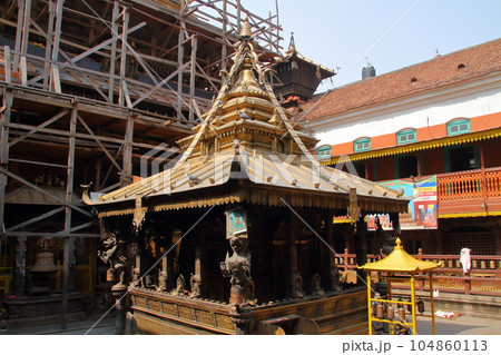 南アジアのネパール世界文化遺産カトマンドゥ盆地　郊外の古都パタンの金色に輝くゴールデンテンプル 104860113