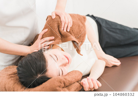 整体・マッサージ・ボディケアを受ける女性と整体師・セラピスト（肩こり） 104860332