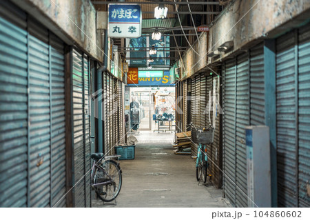 ナインモール九条商店街　路地裏のシャッター通り（大阪市西区九条） 104860602