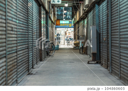 ナインモール九条商店街 路地裏のシャッター通り(大阪市西区九条) ナインモール九条商店街 路地裏のシャッター通り(大阪市西区九条) 104860603