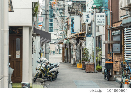ナインモール九条商店街の脇道から松島新地へ向かう（大阪市西区九条） 104860604