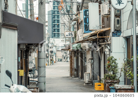 ナインモール九条商店街の脇道から松島新地へ向かう（大阪市西区九条） 104860605