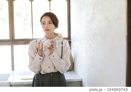 コーヒーを飲む女性 104860748