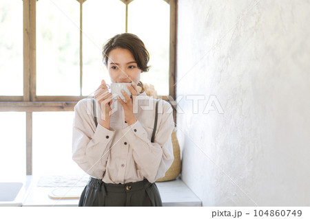 コーヒーを飲む女性 コーヒーを飲む女性 104860749