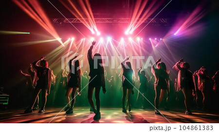 ライブハウス・コンサート会場でパフォーマンスする女性アイドルグループ 104861383