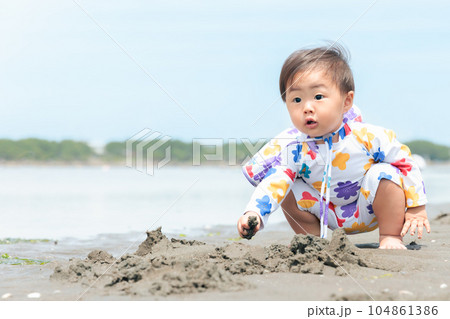 1歳の赤ちゃんの海デビュー 海水浴 1歳の赤ちゃんの海デビュー 海水浴 104861386